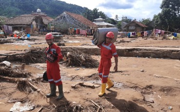 Tim Tanggap Darurat ANTAM Dan MIND ID Tangani Dampak Banjir Di Lebak 