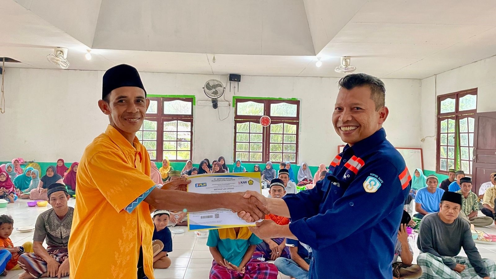 ANTAM Melalui UBP Bauksit Kalbar dan PT PLN (Persero) Kerjasama Perluasan Jaringan Listrik di 3 Dusun