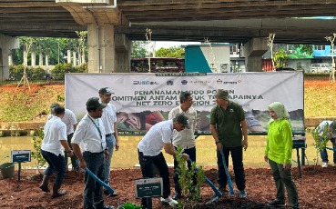 Support Decarbonization, ANTAM Plants a Thousand Trees in East Jakarta 